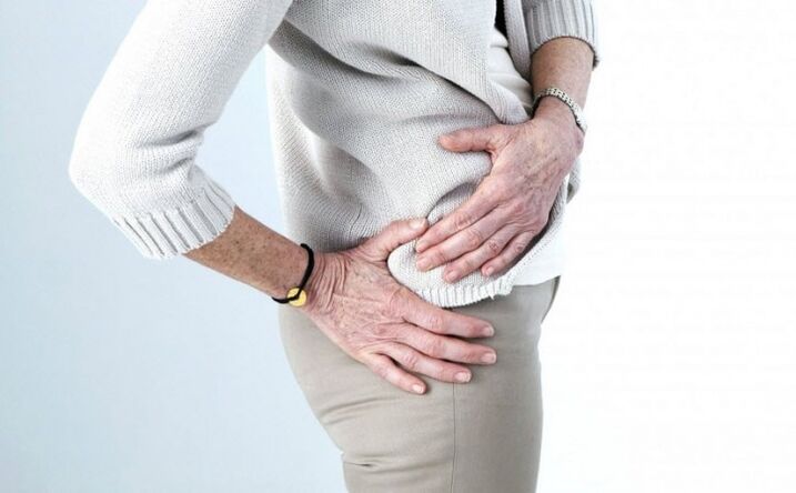 Coxartrose da articulação do quadril em uma mulher idosa